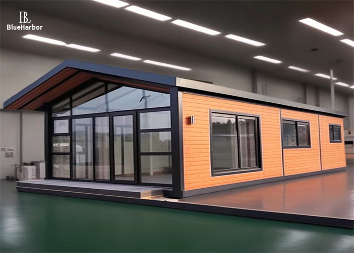2-4 Persone Casa da campeggio prefabbricata con esterno in legno di imitazione e finestra da pavimento a soffitto