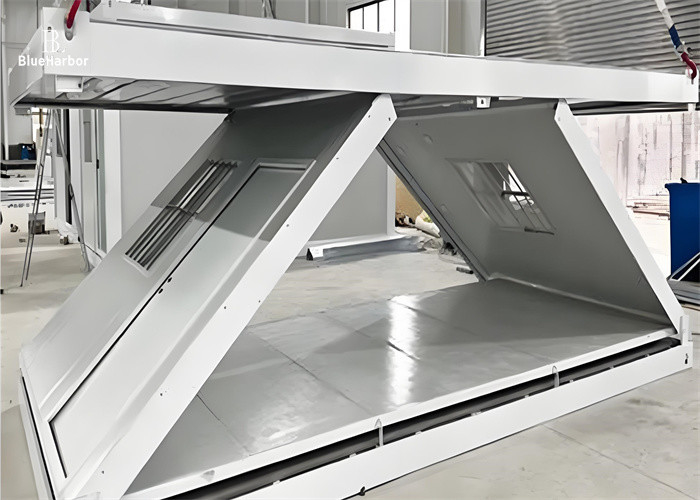 Contenitore pieghevole a forma di Z con quattro finestre e una porta, facile da installare